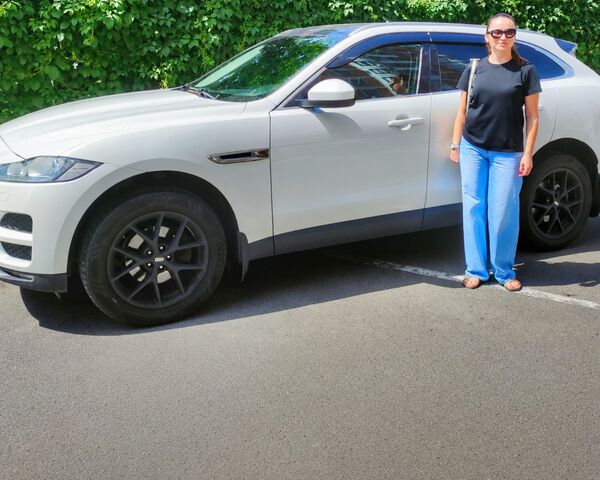 Автоняня Алина у своего автомобиля