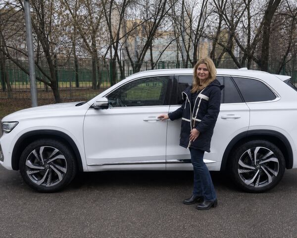 Автоняня Алла у своего автомобиля