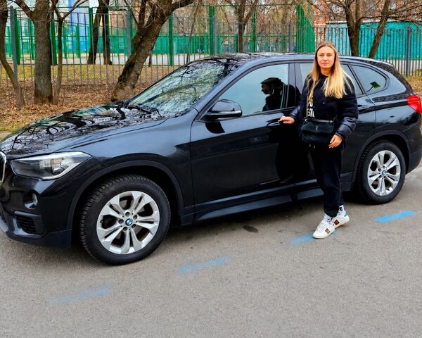 Автоняня Анна у своего автомобиля