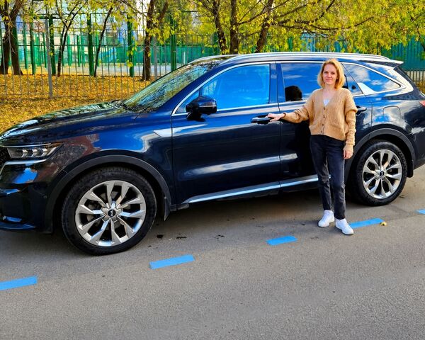 Автоняня Антонина у своего автомобиля