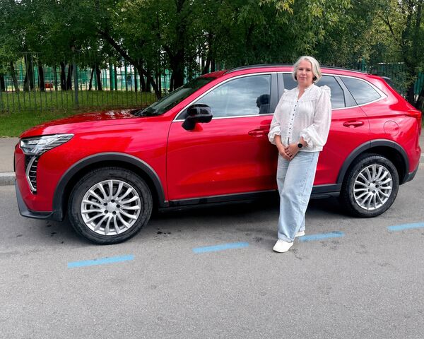 Автоняня Дарья у своего автомобиля