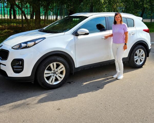 Автоняня Екатерина у своего автомобиля