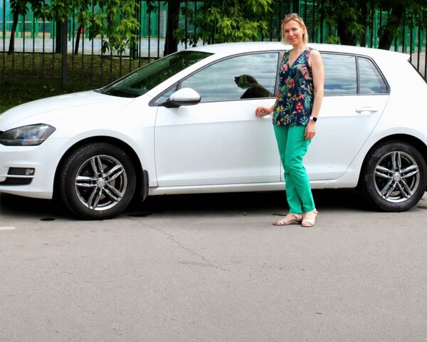 Автоняня Екатерина у своего автомобиля