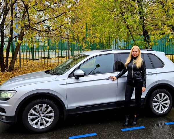 Автоняня Елена у своего автомобиля