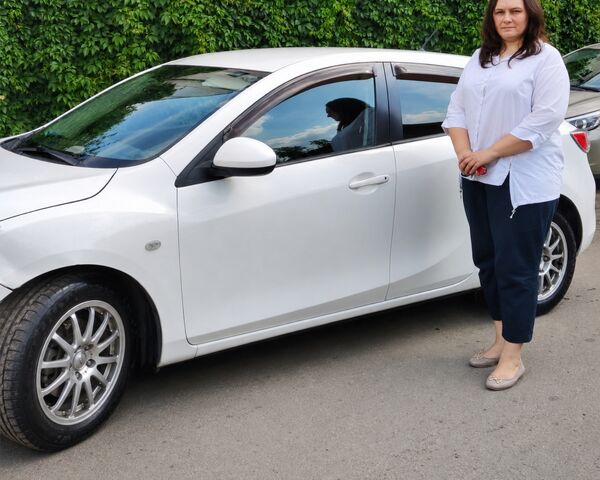 Автоняня Галина у своего автомобиля