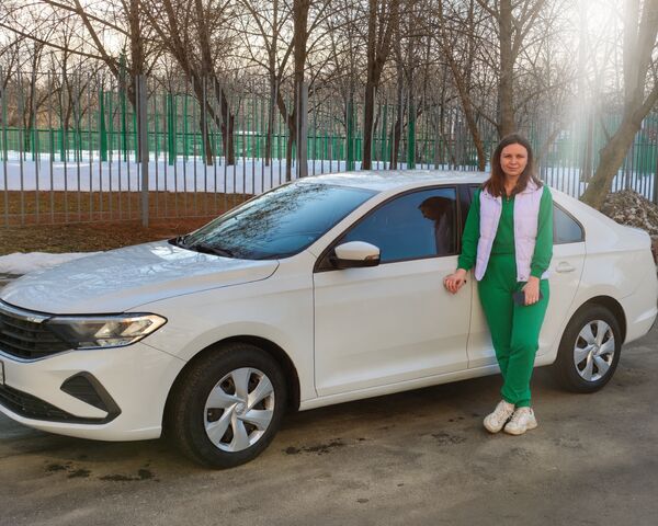 Автоняня Ирина у своего автомобиля