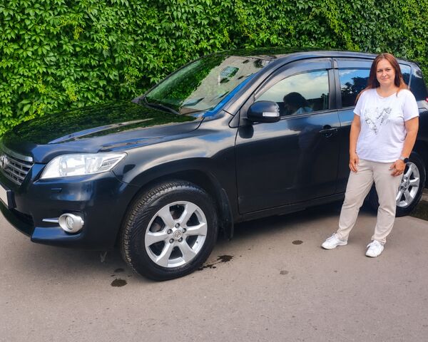 Автоняня Ирина у своего автомобиля
