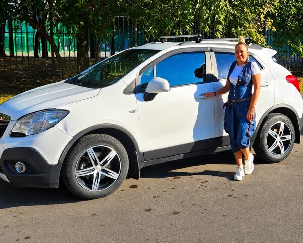 Автоняня Ирина у своего автомобиля