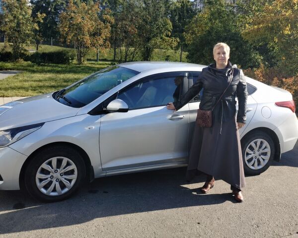 Автоняня Ирина у своего автомобиля