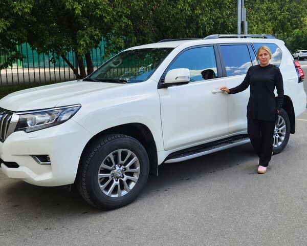 Автоняня Ксения у своего автомобиля