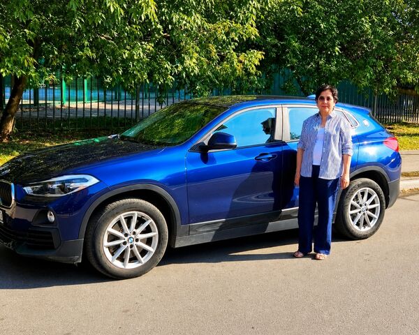 Автоняня Манзура у своего автомобиля