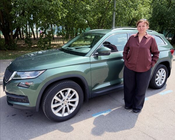 Автоняня Марина у своего автомобиля