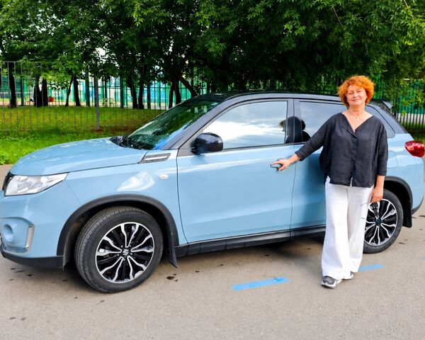 Автоняня Марина у своего автомобиля