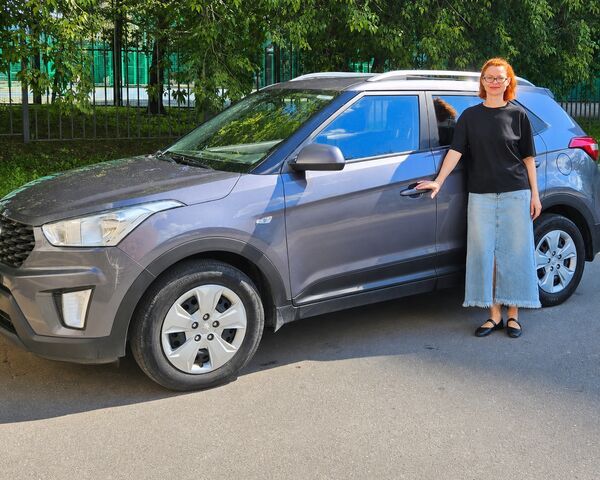 Автоняня Татьяна у своего автомобиля