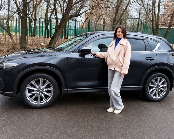 Автоняня Вера у своего автомобиля