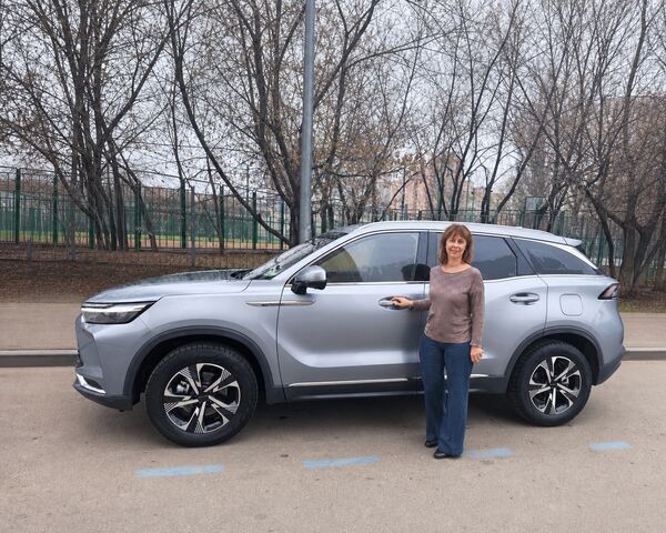 Автоняня Юлия у своего автомобиля