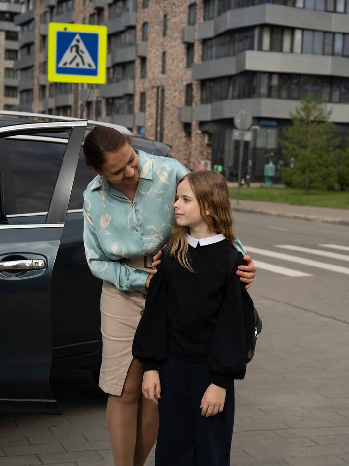 Автоняня обняла школьницу у машины перед пешеходным переходом